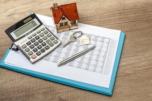 How is home insurance calculated?