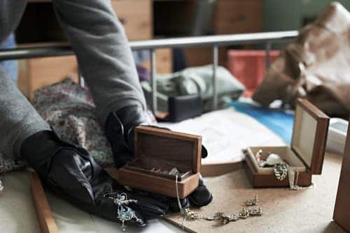 Does homeowners insurance cover theft?